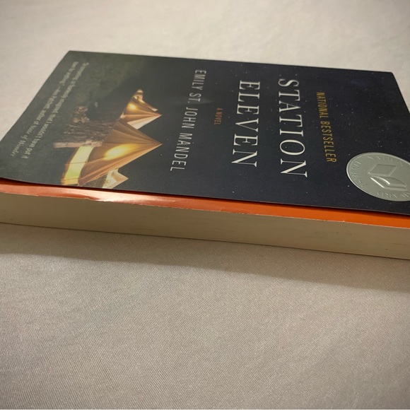 Station Eleven: By Emily St. John Mandel - Picture 4 of 8